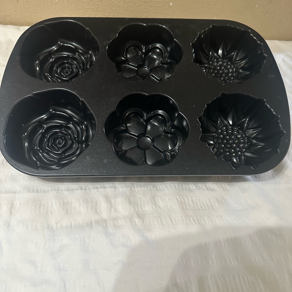 Nordic Ware Bouquet Cast Iron Mini Bundt Cake Pan